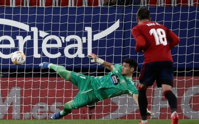 Instante en el que Matías Dituro detiene el penalti al rojillo Rubén García.