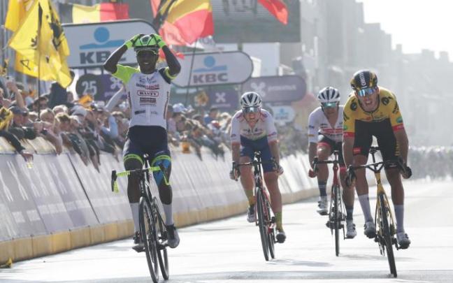 Biniam Girmay logró una victoria histórica en la Gante-Wevelgem. Biniam Girmay logró una victoria histórica en la Gante-Wevelgem.