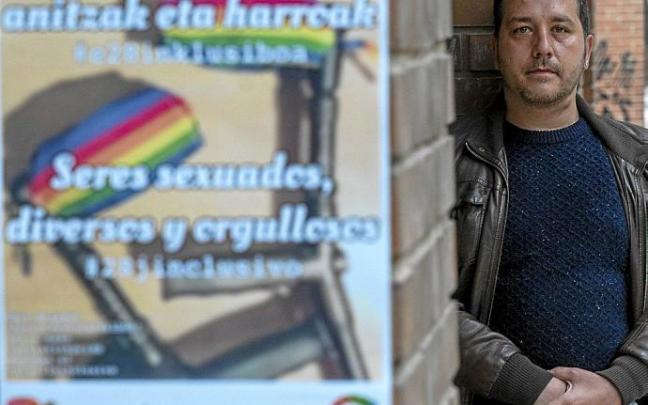 Víctor Carmona, uno de los protagonistas de este reportaje, junto con uno de los carteles elaborados por Eginez para este 28-J. Foto: Alex Larretxi