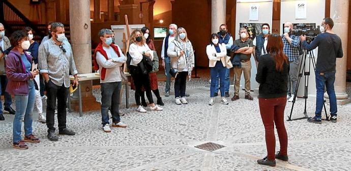 Una integrante de la Red Navarra de Pobreza explica la muestra que ha llegado a Tudela.