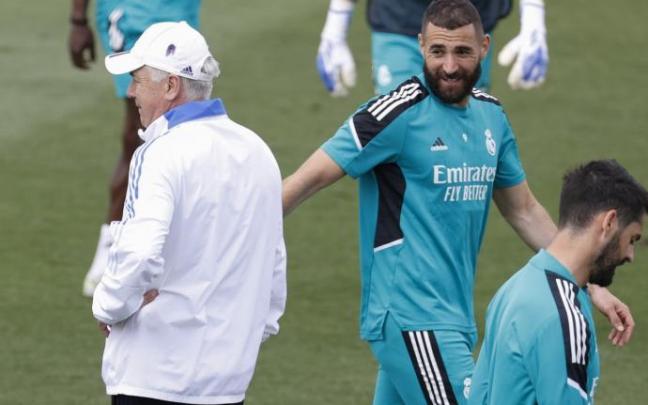 Benzema bromea con Ancelotti, que busca ser el primer técnico que gana cuatro Champions. Benzema bromea con Ancelotti, que busca ser el primer técnico que gana cuatro Champions.