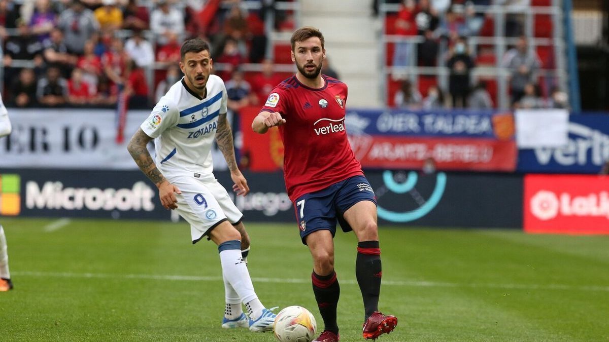 Moncayola, ante Joselu, del Alavés, en el partido de Liga disputado en El Sadar