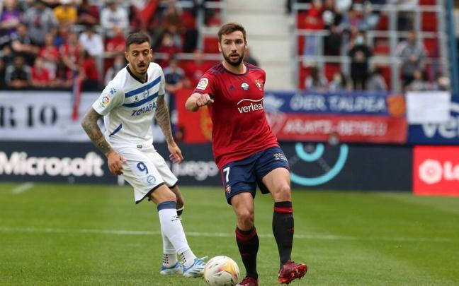 Moncayola, ante Joselu, del Alavés, en el partido de Liga disputado en El Sadar Moncayola, ante Joselu, del Alavés, en el partido de Liga disputado en El Sadar