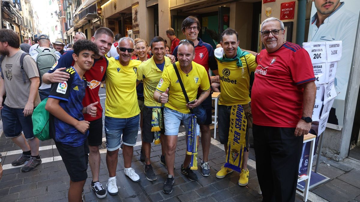 Aficionados de Osasuna y Cádiz, hermanados este sábado en Pamplona.