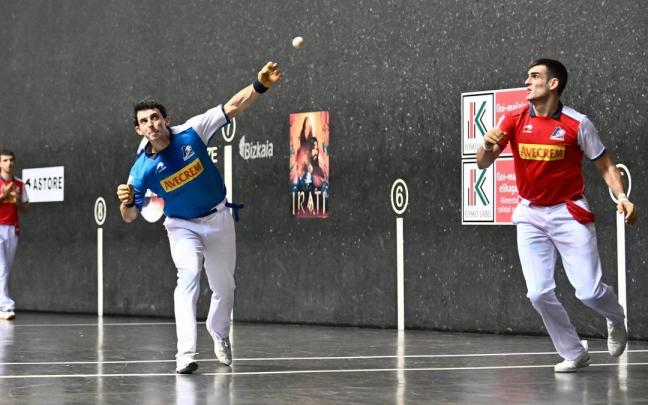 Altuna entra de aire ante la presencia de Ezkurdia. Altuna entra de aire ante la presencia de Ezkurdia.