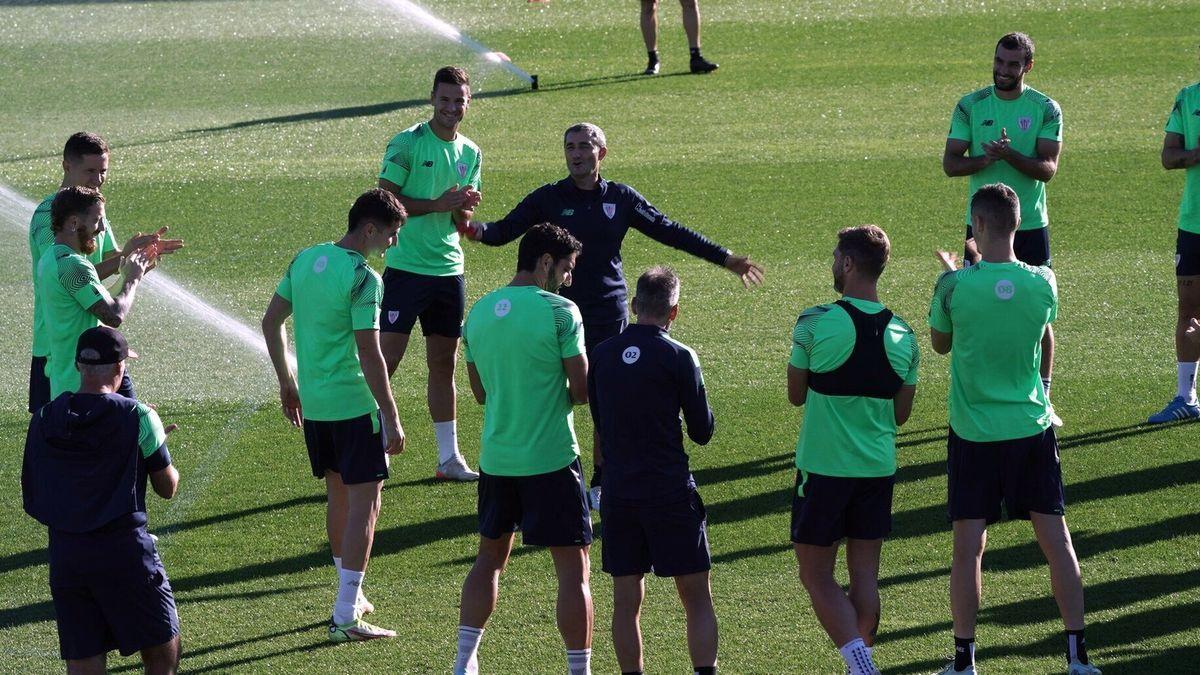 Los jugadores del Athletic aplauden a Jon Morcillo