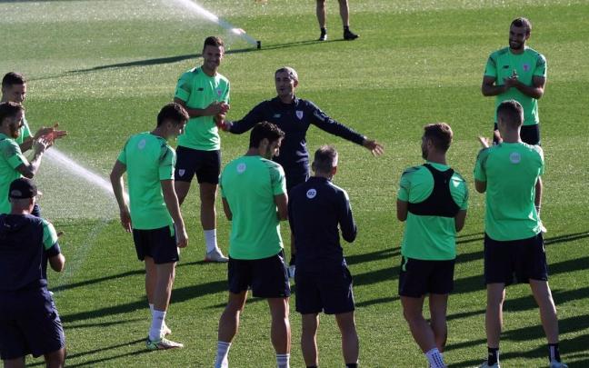 Los jugadores del Athletic aplauden a Jon Morcillo Los jugadores del Athletic aplauden a Jon Morcillo