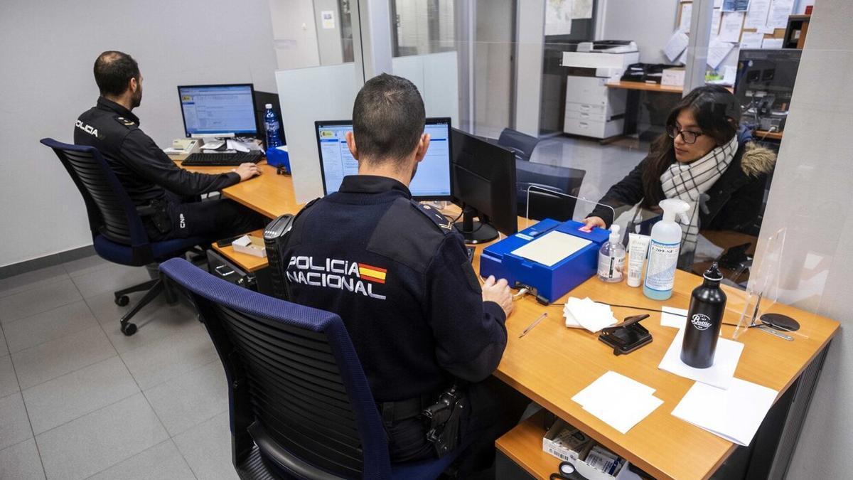 Agentes de la Policía Nacional en la oficina del DNI de Pamplona.