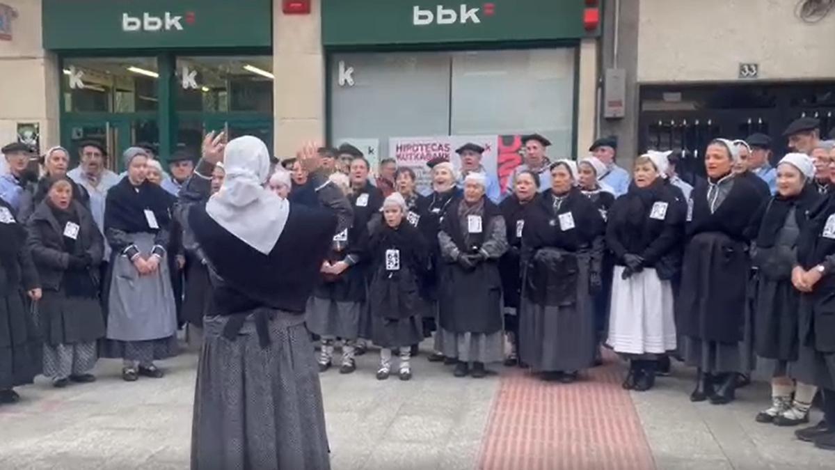 El coro de Arratia inicia su recorrido tradicional en la víspera de Santa Águeda