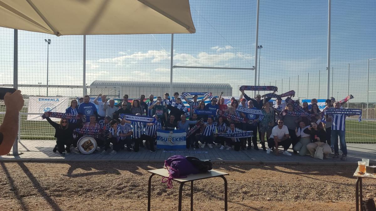 La afición de la Real Sociedad antes de presenciar el partido de Copa entre su equipo y el Cazalegas, en Talavera de la Reina.