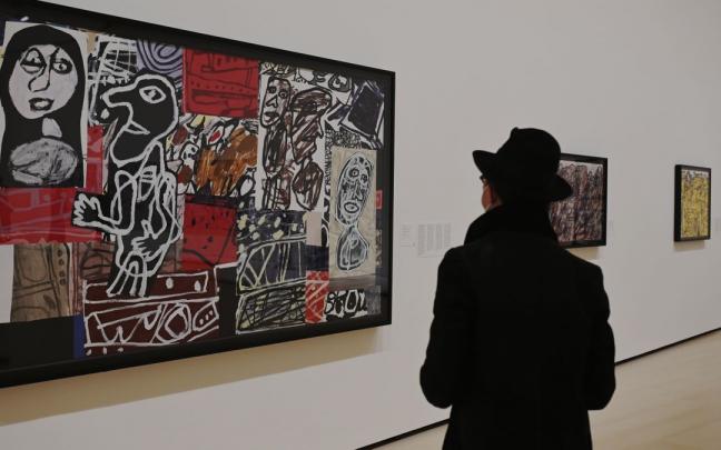 Una persona observa uno de los cuadros del artista francés