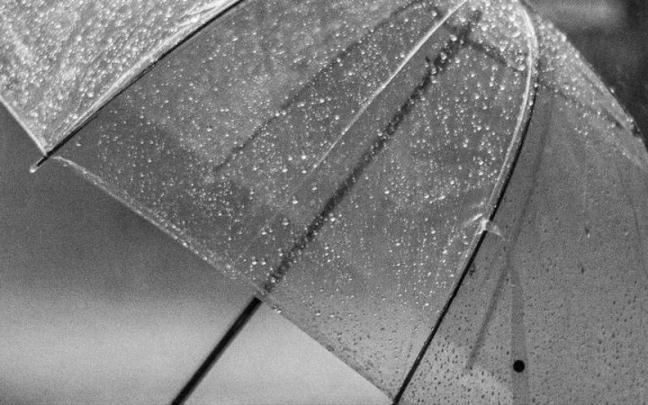 Un paraguas bajo la lluvia.