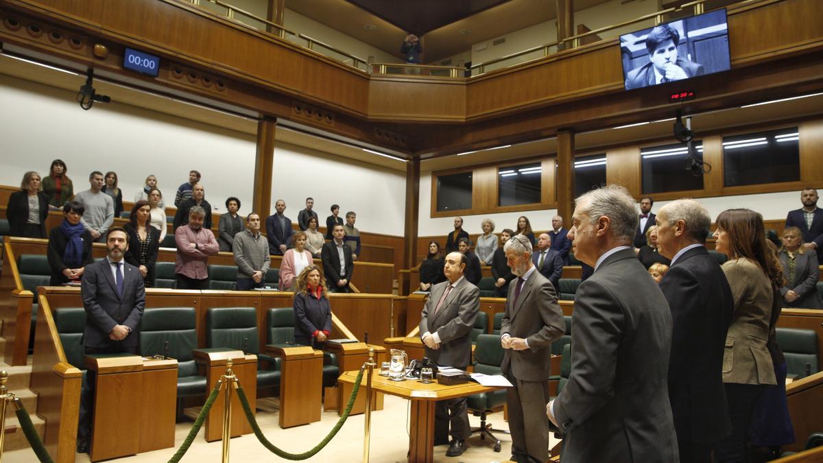 El Parlamento Vasco ha guardado un minuto de silencio en memoria de Gregorio Ordóñez