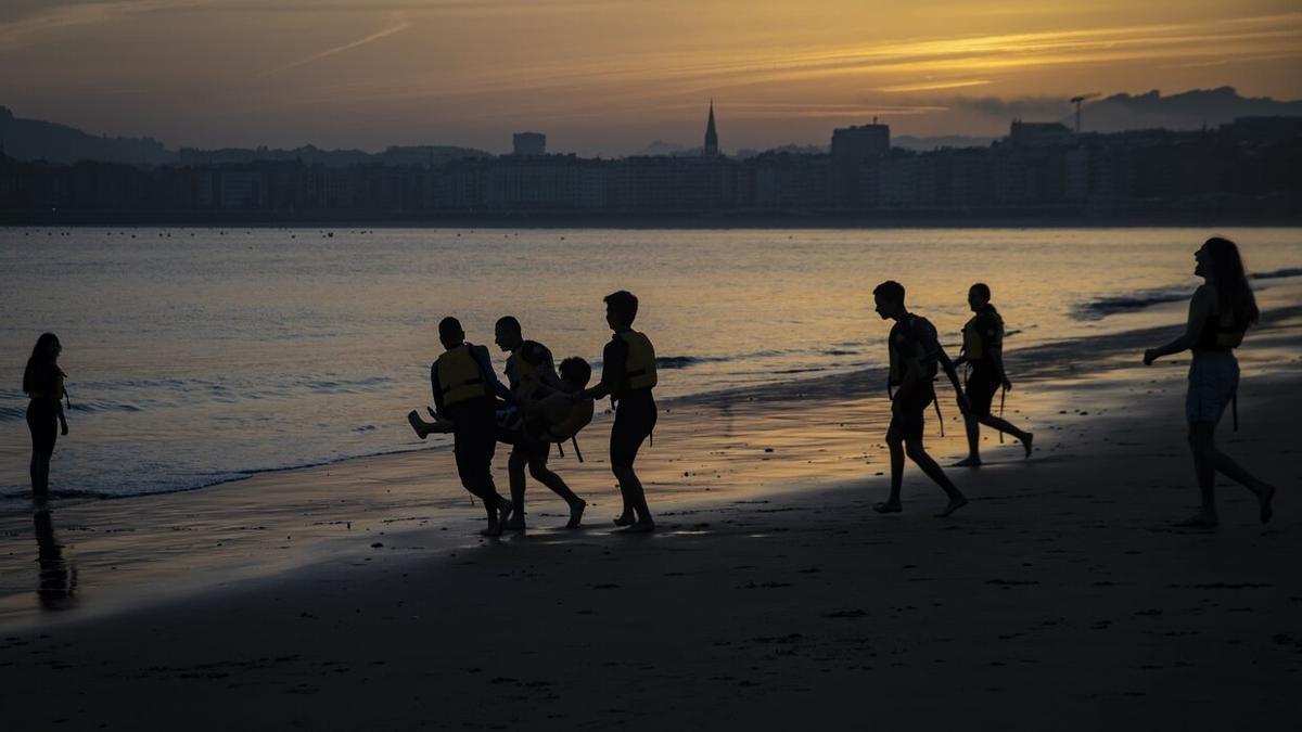 Un grupo de bañistas en la playa de Ondarreta