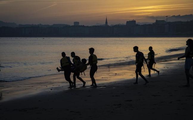 Un grupo de ba&ntilde;istas en la playa de Ondarreta