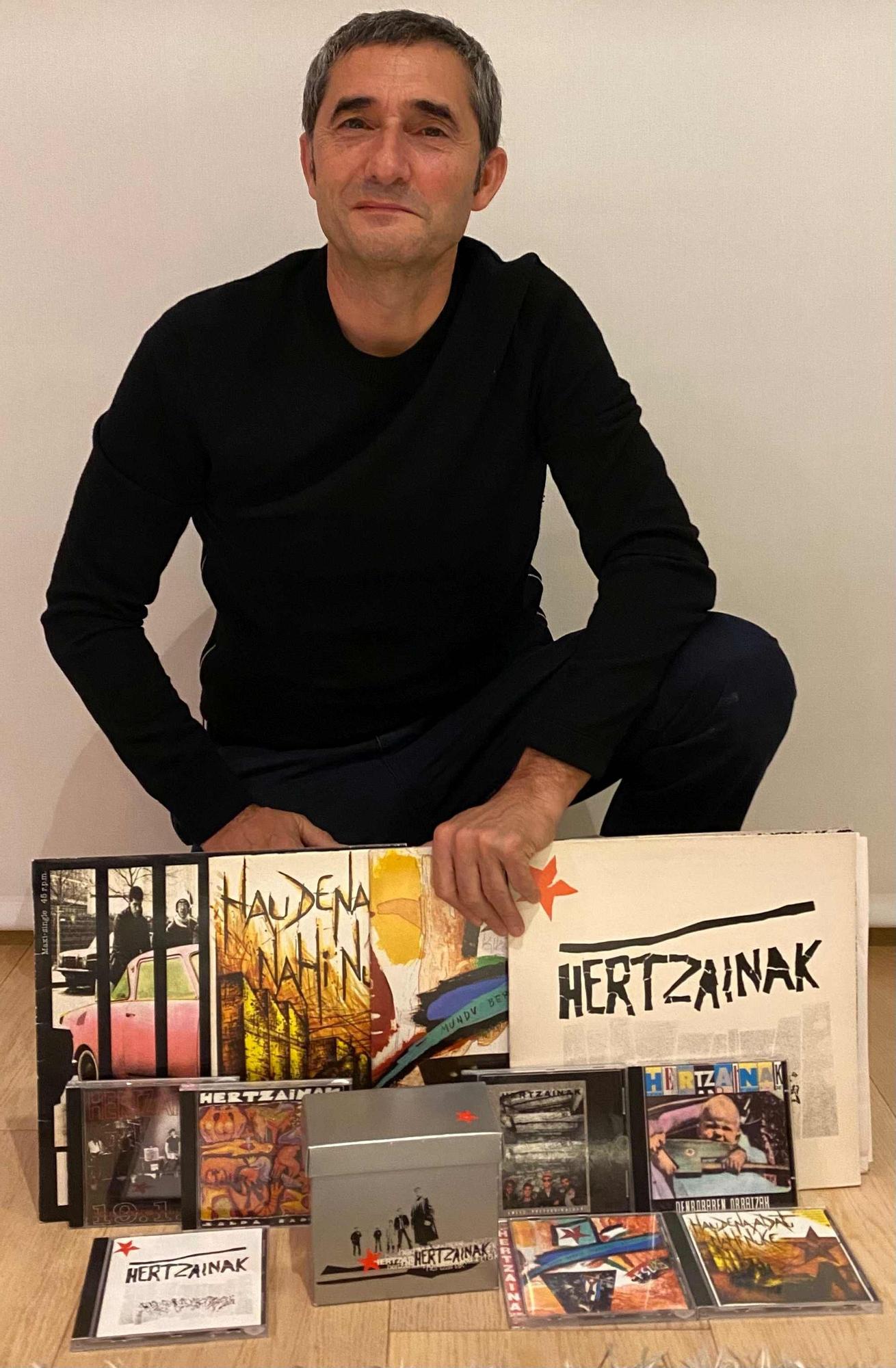 Ernesto Valverde junto a varias de sus ‘posesiones’ musicales con la firma de Hertzainak.