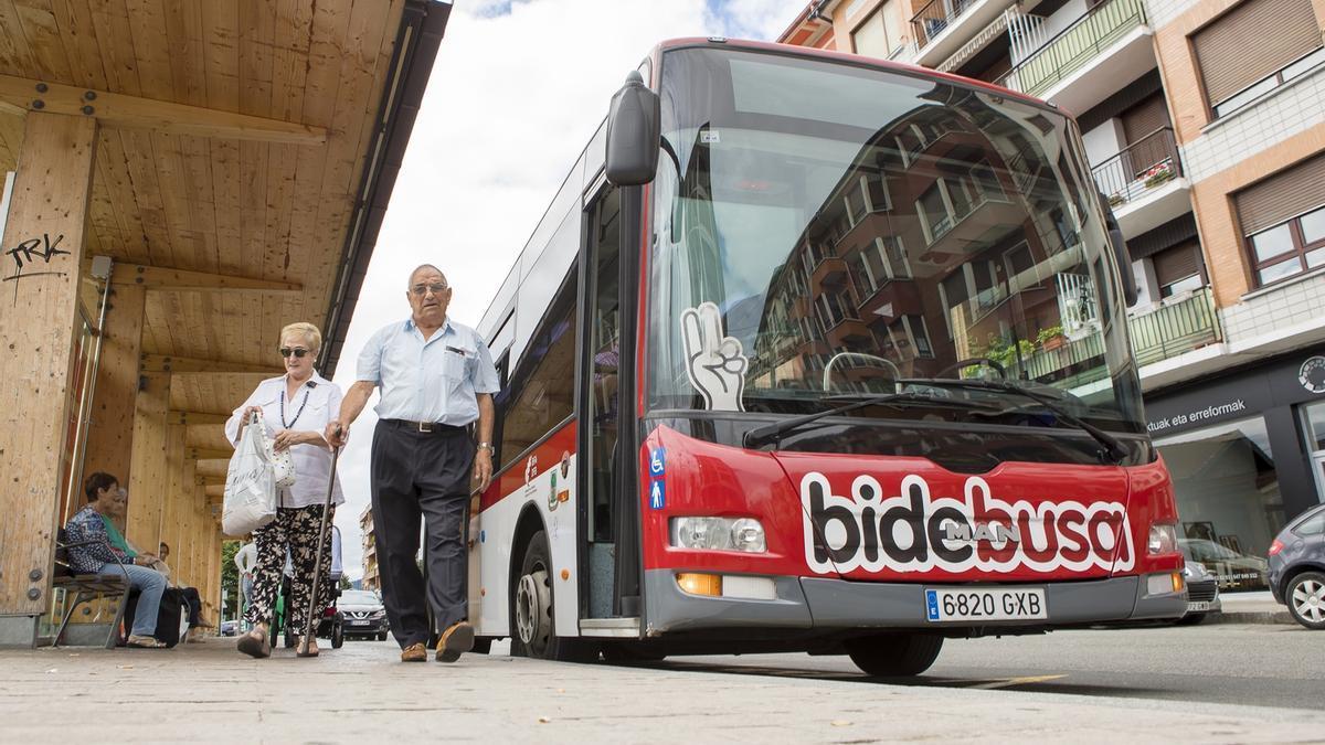 Usuarios de Bidebusa frente al autob&uacute;s gernikarra.