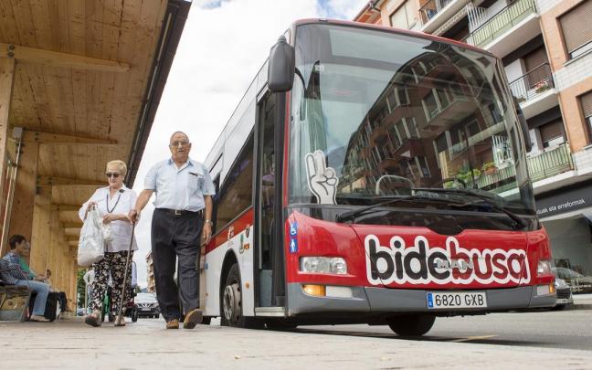Usuarios de Bidebusa frente al autob&uacute;s gernikarra.