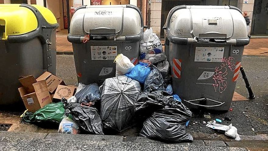 Bolsas de basura fuera de unos contenedores, en Eibar. | FOTO: N.G.