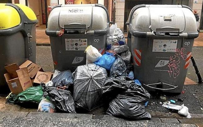 Bolsas de basura fuera de unos contenedores, en Eibar. | FOTO: N.G.