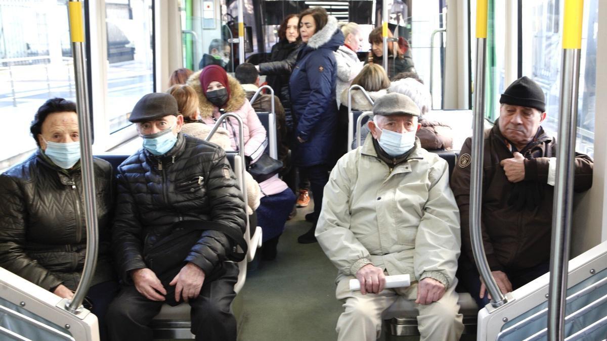 En imágenes: Primer día ¿sin mascarillas? en el transporte público de Vitoria