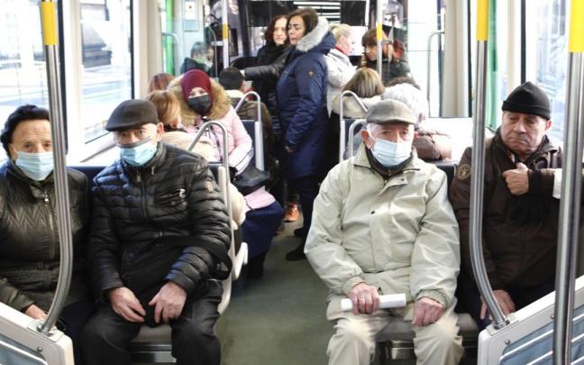 En imágenes: Primer día ¿sin mascarillas? en el transporte público de Vitoria En imágenes: Primer día ¿sin mascarillas? en el transporte público de Vitoria