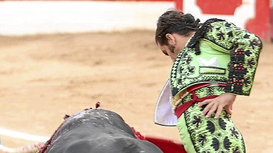 Enorme derechazo de Morante al primer toro. | FOTO: M. SAGÜÉS