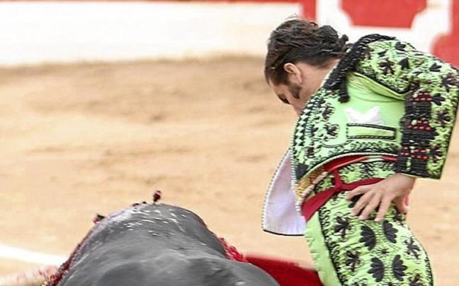 Enorme derechazo de Morante al primer toro. | FOTO: M. SAGÜÉS Enorme derechazo de Morante al primer toro. | FOTO: M. SAGÜÉS