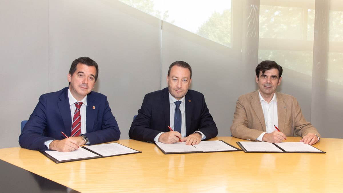 Mikel Irujo, consejero de Desarrollo Económico y Empresarial; Ramón Gonzalo, rector de la Universidad Pública de Navarra; e Ignacio Ugalde, presidente ANEL.