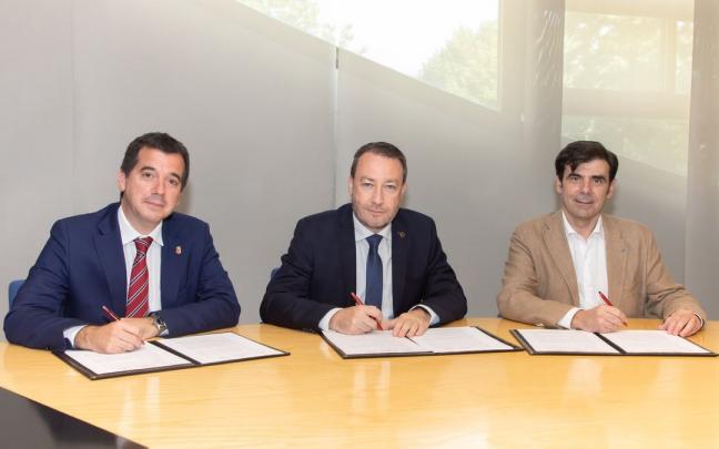 Mikel Irujo, consejero de Desarrollo Económico y Empresarial; Ramón Gonzalo, rector de la Universidad Pública de Navarra; e Ignacio Ugalde, presidente ANEL. Mikel Irujo, consejero de Desarrollo Económico y Empresarial; Ramón Gonzalo, rector de la Universidad Pública de Navarra; e Ignacio Ugalde, presidente ANEL.