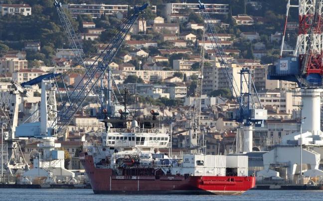 El barco 'Ocean Viking' llega con m&aacute;s de 200 migrantes y refugiados a bordo al puerto franc&eacute;s de Tol&oacute;n.