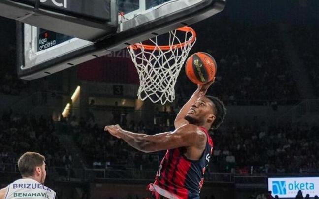 Enoch intenta machacar el aro durante un partido de esta temporada