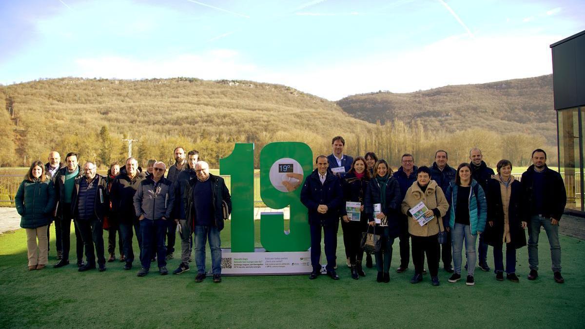 Alcaldes y concejales alaveses junto a los responsables del EVE e Ihobe.