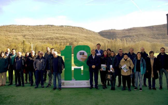 Alcaldes y concejales alaveses junto a los responsables del EVE e Ihobe.
