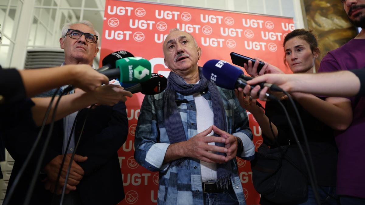 El secretario general de UGT, Pepe Álvarez, y el secretario general de UGT Navarra, Jesús Santos, atienden a los medios.