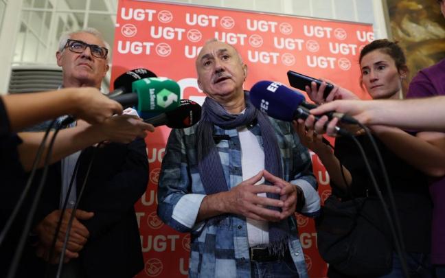 El secretario general de UGT, Pepe Álvarez, y el secretario general de UGT Navarra, Jesús Santos, atienden a los medios.