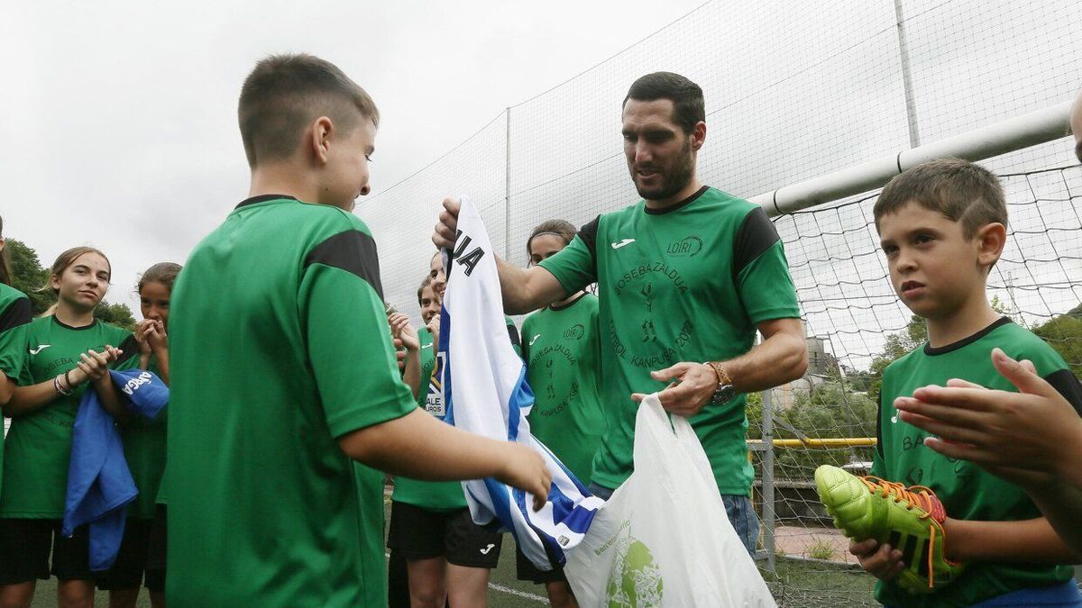 Zaldua entrega regalos a niños de su campus en Añorga.