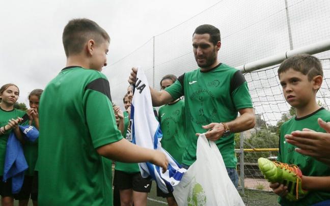 Zaldua entrega regalos a niños de su campus en Añorga.