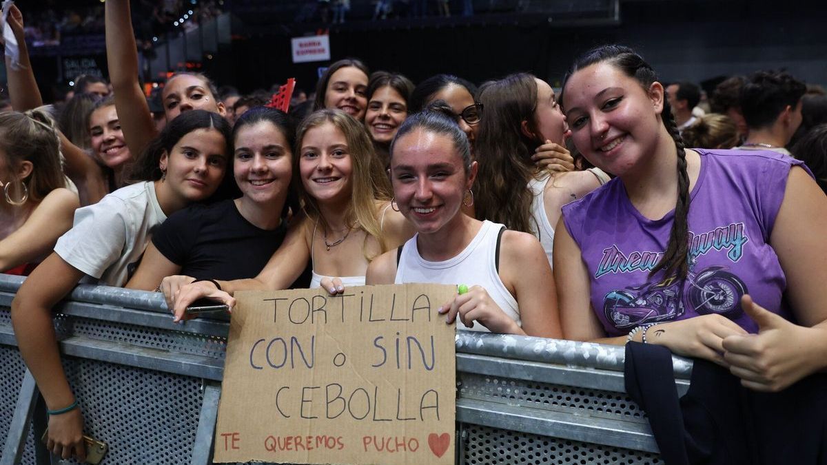 Unas chicas que le quieren pese a todo