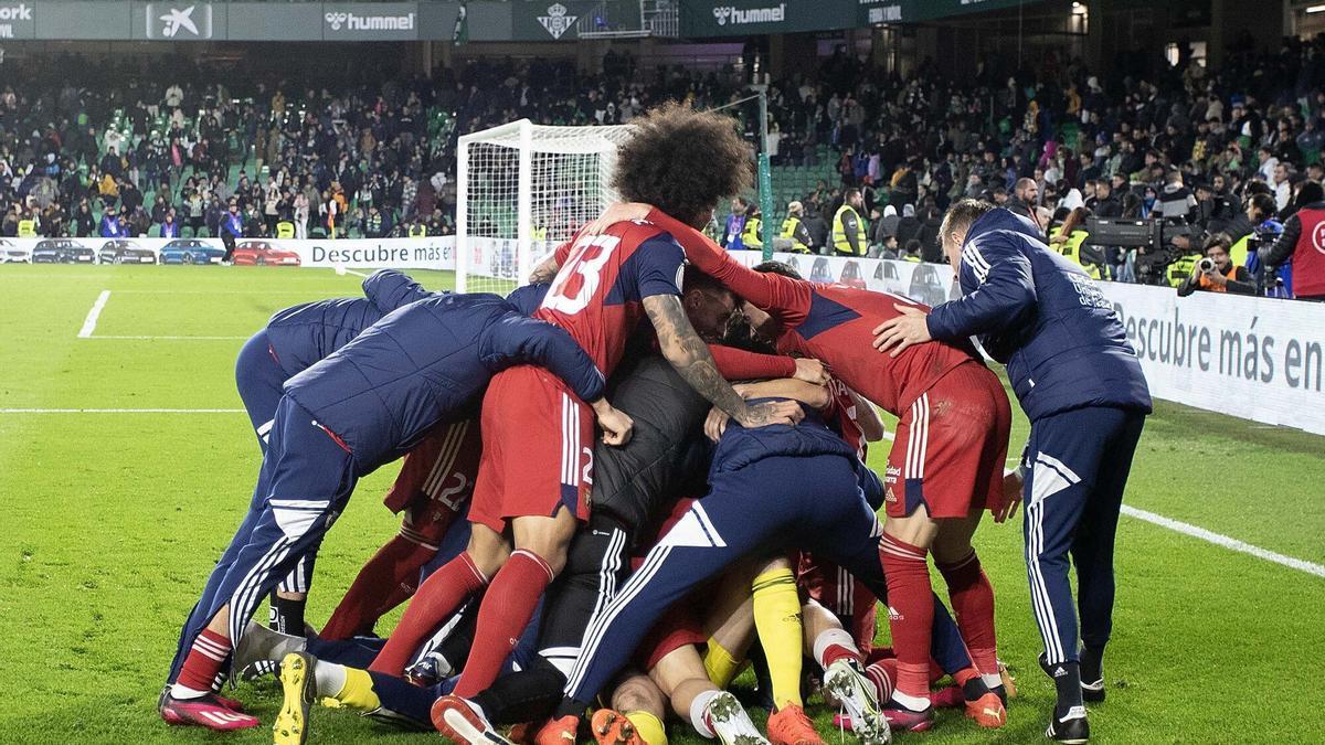 Los jugadores de Osasuna hacen una piña tras eliminar al Betis.