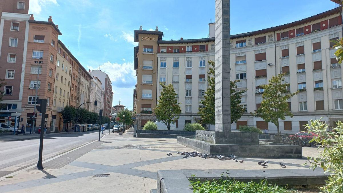 Plaza en la calle Ramiro de Maeztu, frente al edificio de Hacienda en Vitoria.