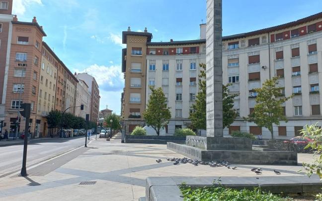 Plaza en la calle Ramiro de Maeztu, frente al edificio de Hacienda en Vitoria. Plaza en la calle Ramiro de Maeztu, frente al edificio de Hacienda en Vitoria.