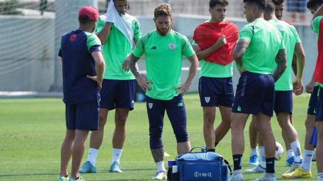 Muniain, que parece que comenzará de suplente la temporada, junto a sus compañeros en la sesión de este lunes Muniain, que parece que comenzará de suplente la temporada, junto a sus compañeros en la sesión de este lunes