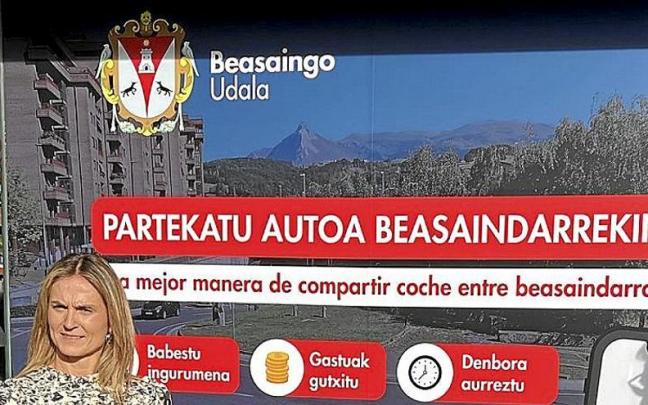 La alcaldesa Leire Artola junto al cartel de la ‘app’. | FOTO: N.G.