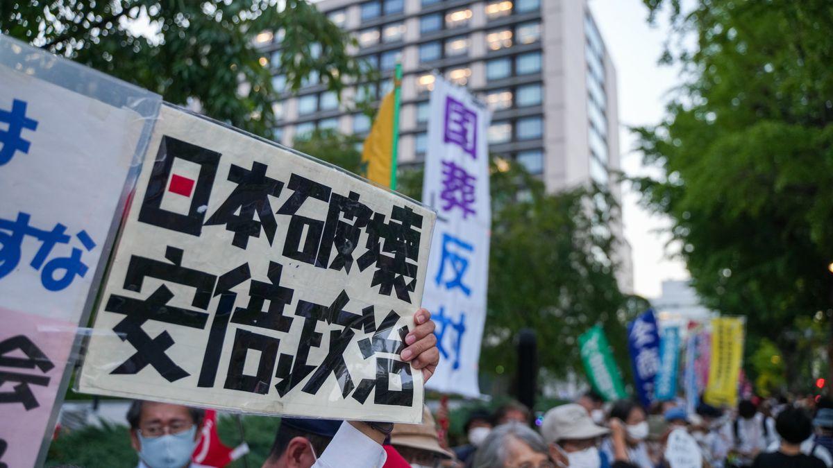 Manifestantes protestan en Tokio contra la celebración del funeral de Estado por la muerte de Shinzo Abe.