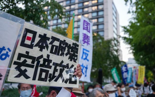 Manifestantes protestan en Tokio contra la celebración del funeral de Estado por la muerte de Shinzo Abe.