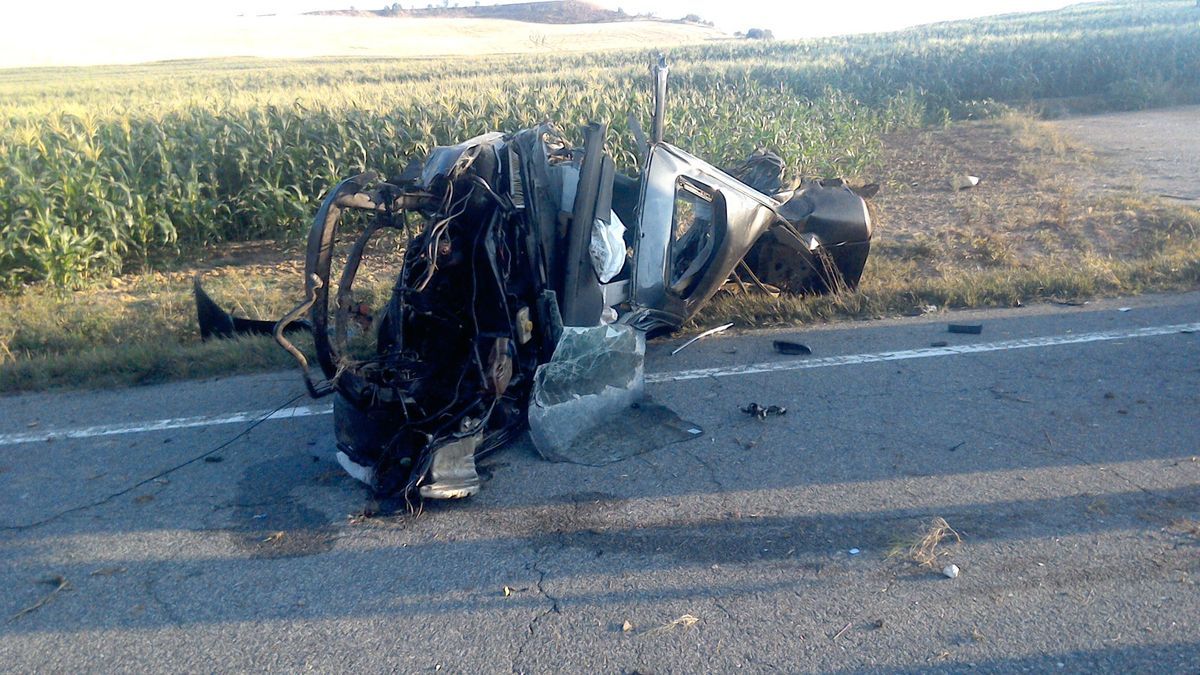 El turismo accidentado ha quedado destrozado.