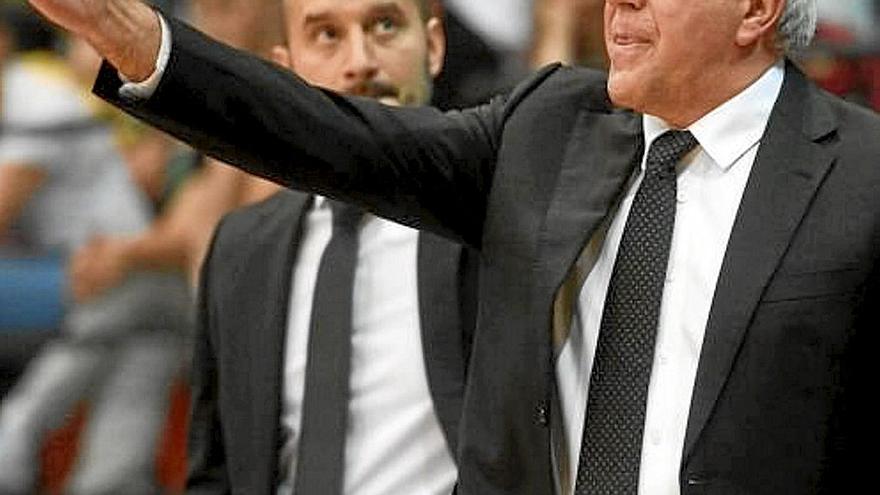 Obradovic da instrucciones a sus jugadores en un partido de la pretemporada. | FOTO: PARTIZAN