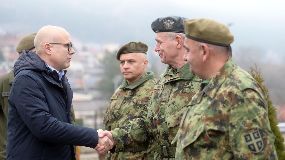 lL ministro de Defensa de Serbia, Milos Vucevic, se traslada a la región fronteriza Raska.