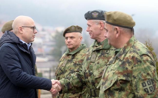 lL ministro de Defensa de Serbia, Milos Vucevic, se traslada a la región fronteriza Raska. lL ministro de Defensa de Serbia, Milos Vucevic, se traslada a la región fronteriza Raska.
